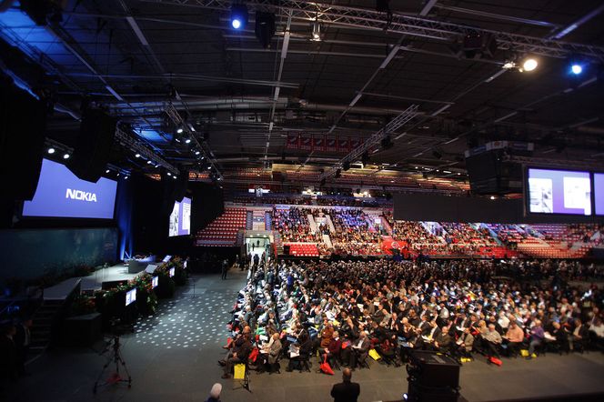 Over 5.000 finner stilte opp på gårsdagens generalforsamling, da de vedtok å selge landets mobileventyr. Bilde: Henrik Kettunen/Bloomberg/Getty Images/All Over Press