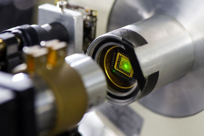 Laboratorieoppsett for måling av samhandlingen mellom grafén og nanodiamanter med implanterte nitrogen-vacancy-sentre. Bilde: Astrid Eckert/TUM