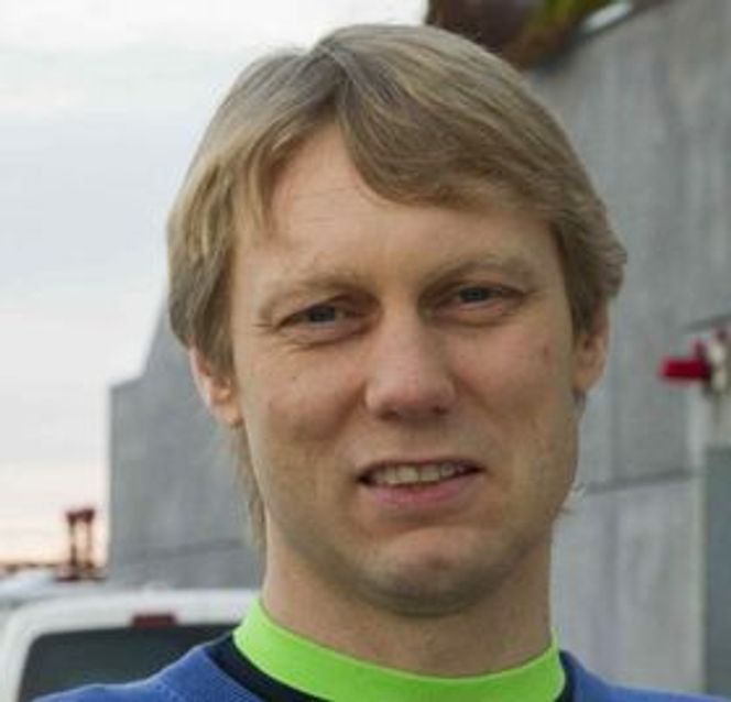 Kostbart: Teamleder Terje Hellesvik hos IT-leverandøren Fundator hadde ikke regnet med økt bruk av webportalen over kostbare satellittforbindelser. Bilde: Fundator