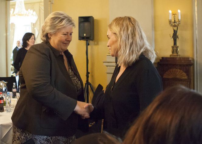 Statsminister Erna Solberg og seniorrådgiver hos politiet, Ingjerd Hansen, under møtet om hatefulle ytringer i statsministerboligen onsdag morgen. Bilde: Torstein Bøe/NTB scanpix