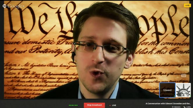 MYSTISK: Edward Snowden lot seg videointervjue fra hemmelig tilhold i Russland under South by Southwest-konferansen i Texas i mars. Bak seg hadde han sørget for å ha USAs grunnlov «We the people...» avbildet. Bilde: ACLU YouTube-video