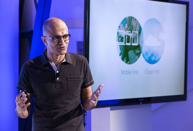 Microsofts nye toppsjef, Satya Nadella, forklarte under pressekonferansen at han kan telle, selv om han sier at både mobil og nettsky må komme først. Årsaken er at han mener at de to er så avhengige av hverandre. Bilde: Micrsoft