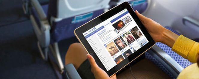 Via selskapets app, kan United Airlines-passasjerer snart strømme filmer og tv-programmer til sin egen enhet ombord på flyet. Bilde: United Airlines