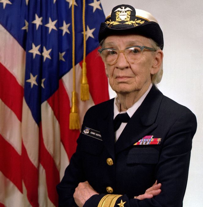 Grace M. Hopper avbildet i 1984, mens hun var kommandør i den amerikanske marinen. Bilde: Wikipedia
