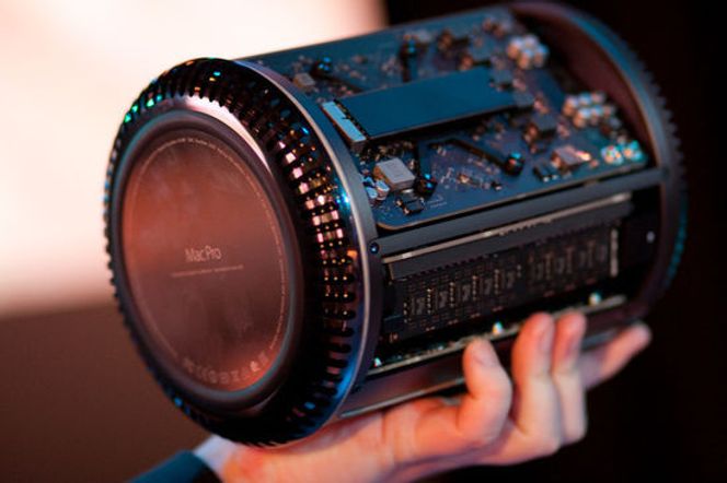 Mac Pro 2013-modell er overraskende liten og lett. Bilde: Marius Jørgenrud