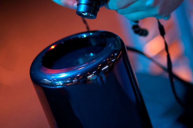 Det er ikke til å stikke under en stol at den anodiserte sorte aluminiumsoverflaten lett samler fingeravtrykk. Bilde: Marius Jørgenrud