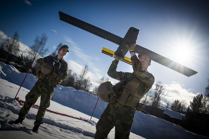 Ingeniørstudentene jobber også med droner. Denne krabaten har en rekkevidde på 6 kilometer og kan brukes både til rekognosering og som sambandsrelé. Bilde: Daniel Nordby, Forsvarets ingeniørhøgskole