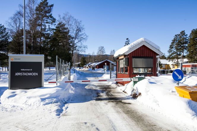 Folketomt og stille på Jørstadmoen leir denne februardagen. Bilde: Per Ervland