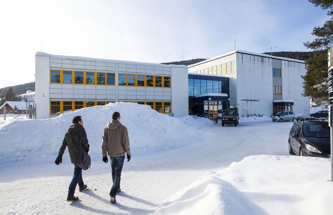 Forsvarets ingeniørhøgskole inne på Jørstadmoen leir. Her utdanner de landets kyberbefal. Bilde: Per Ervland