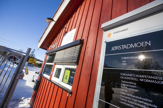 Det gule skiltet i vinduet på vaktbua minner oss om at Forsvaret er i alfaberedskap. Det innebærer skjerpet årvåkenhet grunnet en trussel. Bilde: Per Ervland