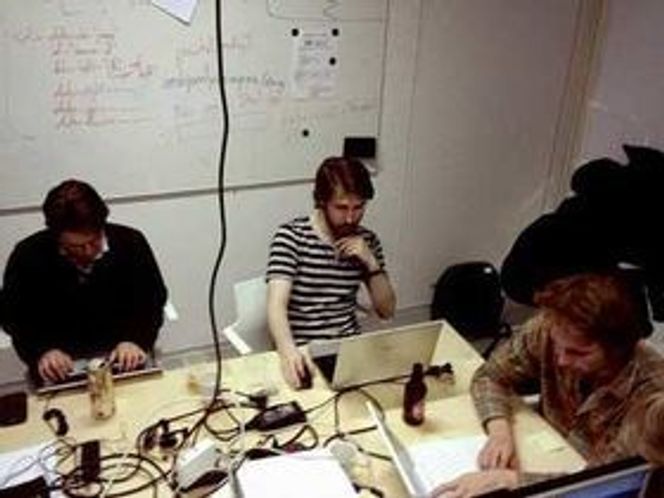 Patrick Skevik (til venstre), Sigmund Hansen og Stian Petlund på "Team Engdal" koder for harde livet. Bilde: Karen Dolva