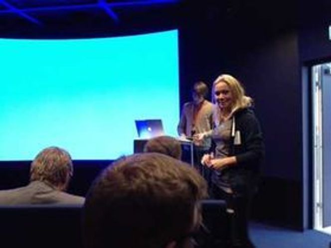 StartupLabs Karen Dolva var den som sørget for at alt gikk som det skulle under hackatonet - kanskje den viktigste jobben. Bildet er tatt fra salen hvor deltagerne presenterte sine løsninger.
