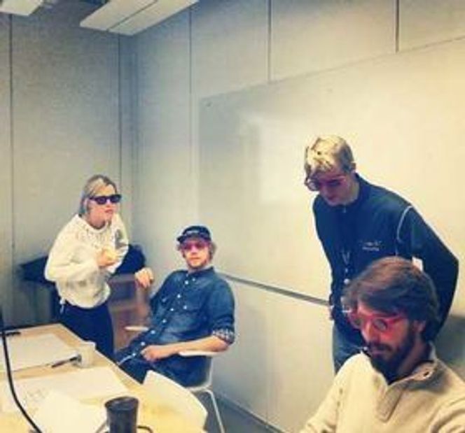 Vilde Fjeldstad (til venstre), Asbjørn Voie, og teamleder Geir Engdal og Sigmund Hansen sjekker løsningen med 3D-briller. Bilde: Stian Petlund