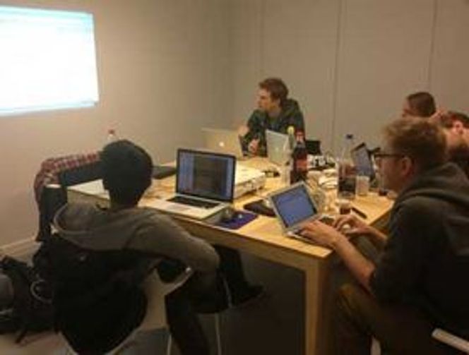 Farrukh Manzoor (med ryggen til) Halfdan Bechmann, Martine R. Leonardsen, Halvard Eggen og Marius Aabel tester og tester. Bilde: Karen Dolva