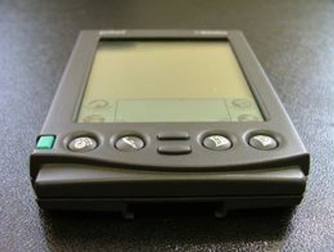ORIGINALEN: Palm Pilot slik den fremsto i begynnelsen i 1996. Apple prøvde seg med sin Newton, men det var Palm som lykkes skape et helt nytt marked - som de dominerte fullstendig i flere år. Bilde: Quagmire/Flickr/Creative Commons