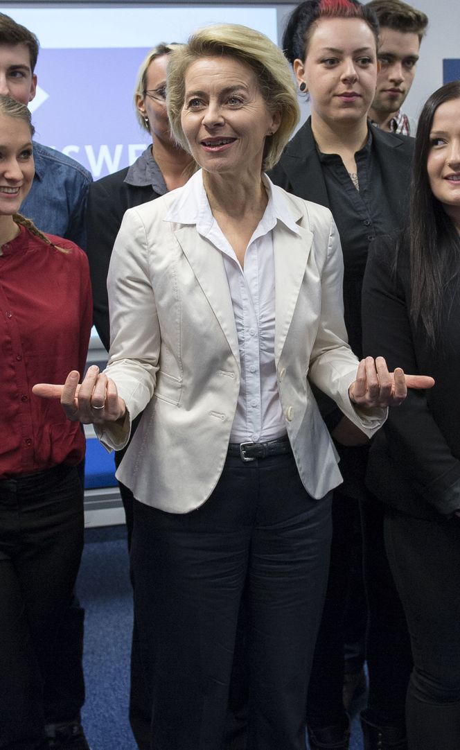 Enkelte vifter mer fingrene med sine enn andre. Her er Ursula von der Leyen avbildet under et helt annet arrangement i november i fjor. Bilde: Mikael Ukas/action press/All Over Press