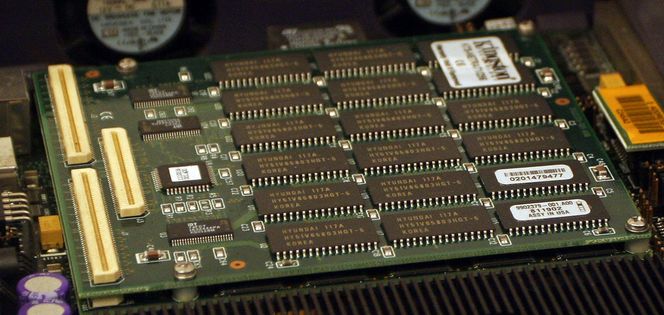 Minnemodulene i Sun-serverne er ikke vanlige DIMM-er, men en type som kalles for mesanin-moduler. Inntil fire slike moduler kunne stables oppå hverandre ved hjelp av grensesnittene som vises til venstre i bildet. Dersom undertegnedes notater stemmer, kostet en 256 megabyte-modul fra Sun omtrent 15.000 kroner. Heldigvis fantes det alternativer, så vi betalte ikke mer enn omtrent 1700 kroner + mva. En 512 megabyte-modul fra Kingston kostet derimot 13.000 kroner + mva. Bilde: Harald Brombach