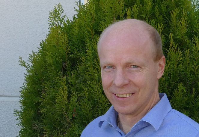 Forskningssjef Arnor Solberg ved Sintef IKT opplever at de store skyleverandørene ikke er begeistret for at det skal bli lettere å hoppe over til en konkurrent. Bilde: Geir Horn, UiO