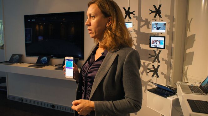 Victoria Erngard i Telenor viser frem Valyou - løsningen for mobil betaling. Bilde: Thomas Marynowski