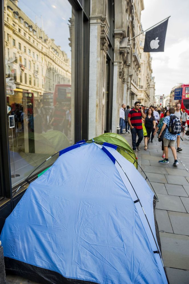 TIDLIG UTE: iPhone 6-køen utenfor Apple Store i Regent Street i London. Allerede 9. september, da dette bildet ble tatt, var to campere på plass i telt. Bilde: Rex/Guy Bell/All Over Press