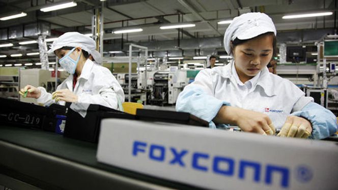 Arbeidere ved samlebåndet i en Foxconn-fabrikk i Kina som produserer iPhone. Bilde: Qilai Shen/Bloomberg/Getty Images