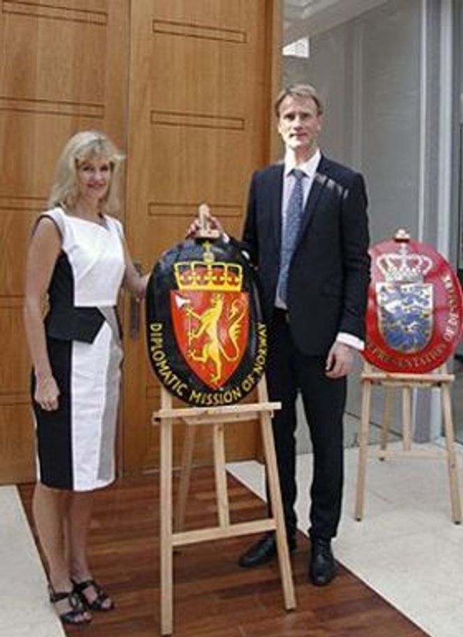 Fra UD til Telenor: Ambassadør Katja Nordgaard her sammen med ambassaderåd Arne Jan Flølo. Bildet er fra åpningen av et nytt ambassadekontor Myanmar i 2012. Bilde: Svein Atle Michelsen, UD