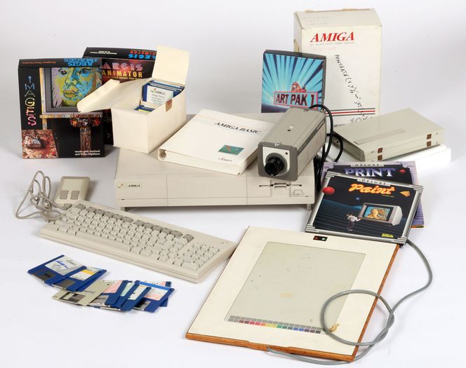 Commodore Amiga-utstyret Andy Warhol brukte. Fra bildet kan vi se at han både hadde digitale tegnebrett, et kamera (brukt som skanner?) og diverse programvare, inkludert klassikeren Deluxe Paint. Bilde: courtesy of The Andy Warhol Museum