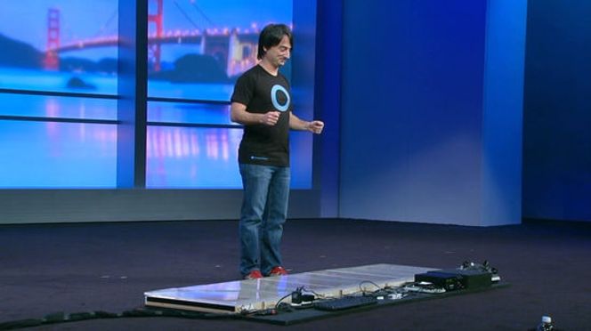 Joe Belfiore fikk æren av å demonstrere Windows-pianoet. Bilde: Microsoft-video
