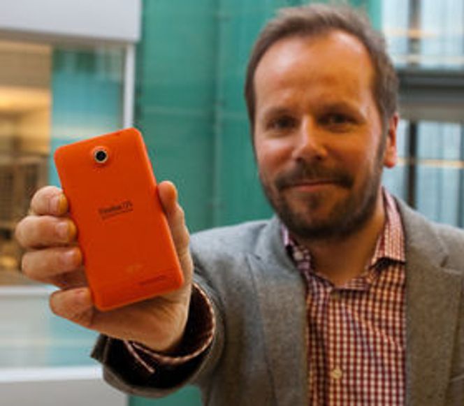 Frode Vestnes med en Firefox OS-basert utviklertelefon fra Geekphones, som ble utsolgt få timer etter lanseringen i slutten av april. Bilde: Marius Jørgenrud