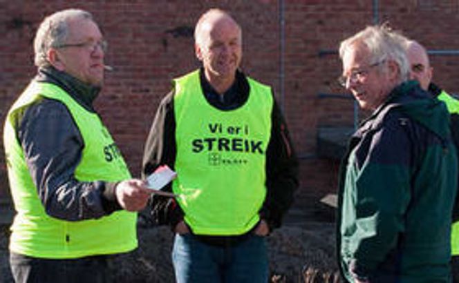GOD STEMNING, men ikke alle tok imot løpesedlene. Fem streikende stilte seg opp utenfor Ateas hovedkontor fra klokken 07.30 tirsdag morgen. Bilde: Marius Jørgenrud