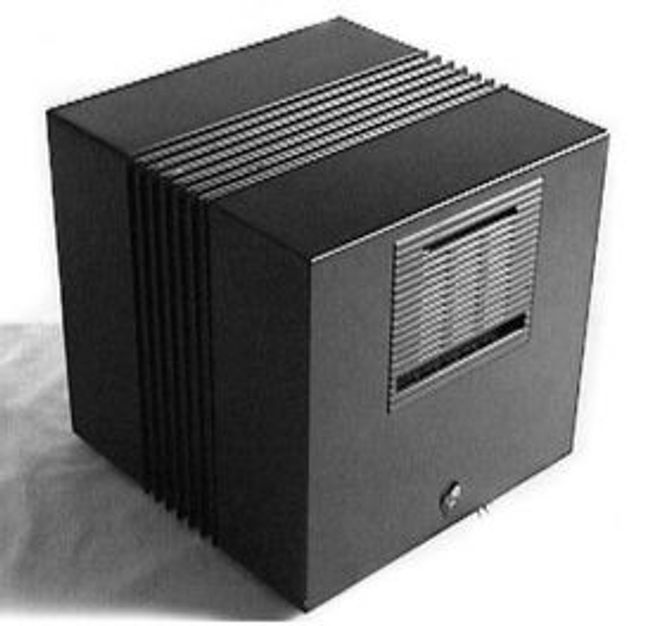 Verdens første webserver og nettsted ble kjørt på en maskin som dette, en NeXTcube fra NeXT. Bilde: Wikimedia (CC BY-SA 2.5)