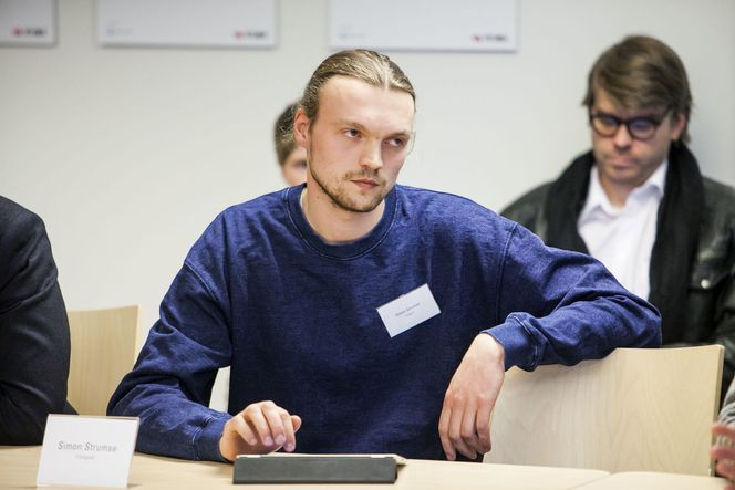 Simon Strumse i oppstartsselskapet Fimgraikl kunne fortelle at det var veldig vanskelig å få tilgjengelig programmeringsressurser da de skulel sette sin i de ut i livet. Bilde: Per Ervland