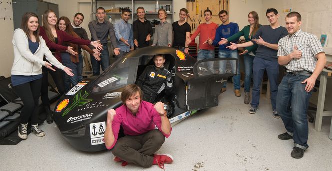 Hele DNV Fuel Fighter-teamet slik det så ut høsten 2012, sammen med selve bilen. Bildet er tatt inne på teamets verksted. Fra venstre: Alice Holm (NKF), Catrine Hernes Hovland, (Marina Pérez), Ruben Maisa, (Ulrich Feldinger), Siavash Naghdalikhani, Magnus Holmefjord, Andreas Severinsen, Fredrik Pettersen, Kristoffer Gryte, Borja Artés Artés, Vanja Gjelstenli, Víctor Pérez, Jostein Furseth. I bilen: John Ola Buøy. I front: Nikita Sinansky. Fraværende: Håvard Fadnes (NKF). Bilde: Stian Habbestad.