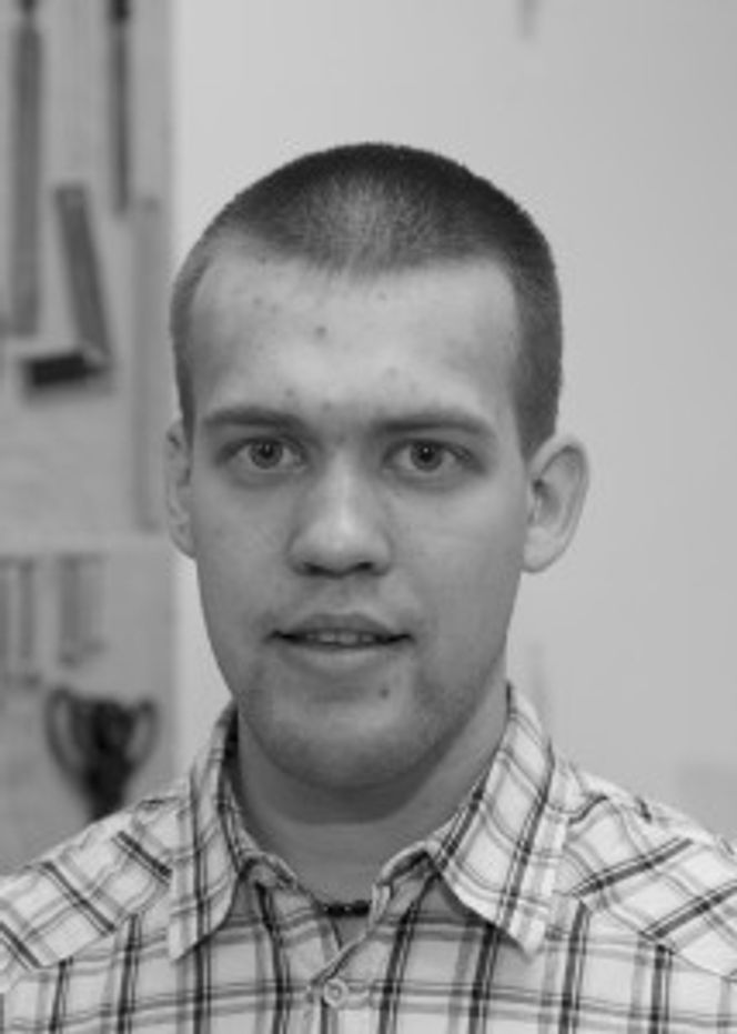 Jostein Furseth programmerer maskinvaren i DNV Fuel Fighter. Bilde: DNV Fuel Fighter