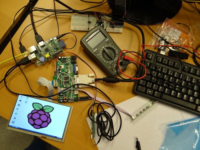 Studentene utvikler et modulbasert system som har flere oppgaver. Sentralt i systemet er Raspberry Pi-en og informasjonen som vises på den tilhørende trykkskjermen. Bilde: Nikita Sinansky