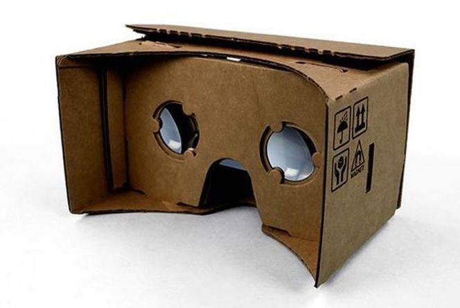 Cardboard, slik den ser ut når den er ferdig brettet. Smartmobilen legges inn bak en luke på motsatt side av den som vises på bildet. Bilde: Google