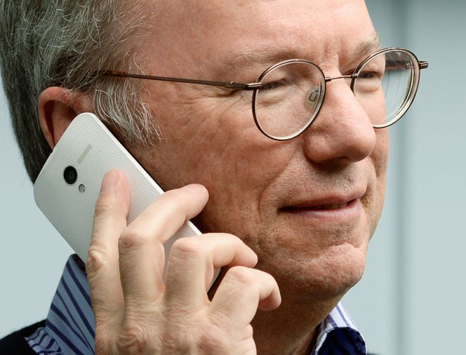 Eric Schmidt med Googles kommende Moto X, en smarttelefon som skal lanseres verden over. En mulig konkurrent til Samsungs Galaxy-serie eller iPhone? Bilde: Kevork Djansezian/Getty Images/All Over Press