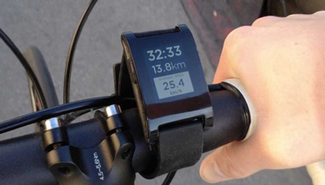 Sykkelapplikasjonen til Pebble henter posisjonsdata fra smartmobilen, og erstatter sykkelcomputeren. Bilde: Pebble Technology