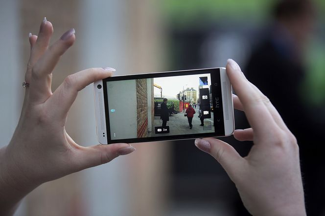 HTC One har fått gode anmeldelser i fagpressen - men det holder ikke for kriserammede HTC som nå er den 9. største mobilaktøren i verden. Bilde: Simon Dawson/Bloomberg via Getty Images/All Over Press