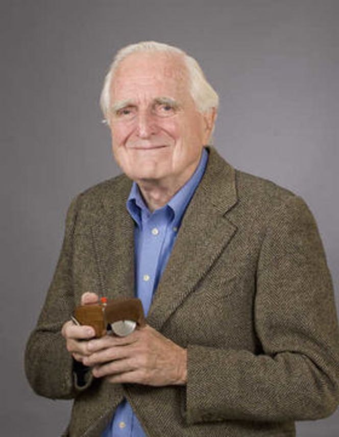 Douglas «Doug» Engelbart gikk bort tirsdag, 88 år gammel. Få har satt sitt spor så tydelig på det moderne samfunn som han. På bildet viser han frem sin mest kjente oppfinnelse, musen. Bilde: Stanford Reserarch Institute