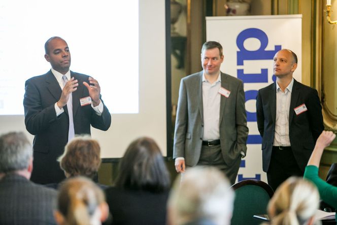 Innovasjonsteamet, her representert med leder Thomas Anglero (t.v), Oddgeir Hvidsten og Roar Jakobsen, holdt et populært foredrag på digi.nos Toppmøte: Innovasjon i Offentlig Sektor. Foredraget ble meget godt tatt i mot, men da det ble holdt var i praksis teamet lagt ned. Bilde: Per Ervland
