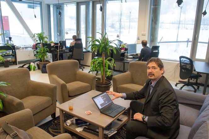 Jon von Tetzchner på plass i Vivaldis hovedkvarter hos Startuplab i Forskningsparken i Oslo. Totalt har selskapet 25 ansatte med kontorer også på Island og i Boston, USA. Bilde: Marius Jørgenrud
