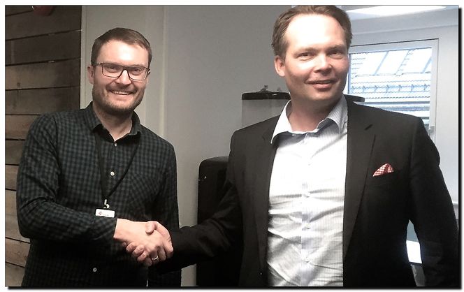 Statoil Tecnology Invest ved Ståle Myhre (t.v.) og daglig leder Nils Ole Krogstad hos NTNU Accel skal samarbeide om å utvikle teknologi som reduserer kostnadene i oljesektoren. Bilde: Pressefoto