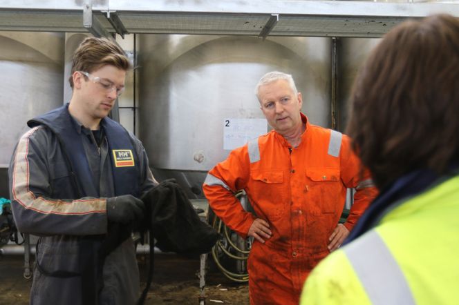 Sintef-forsker og oppfinner av ChemFree, Stein Erik Sørstrøm (t.h.) og NTNU-student Karl F. Nevland. Foto: Kystverket