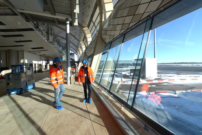 Prosjektdirektør i T2 Knut Erik Nordby og prosjektleder drift Hans Petter Stensjøen har fått på seg blåsokkene sjekker ut østsiden av Pir Nord. Foto: Fredrik Drevon. Foto: Fredrik Drevon