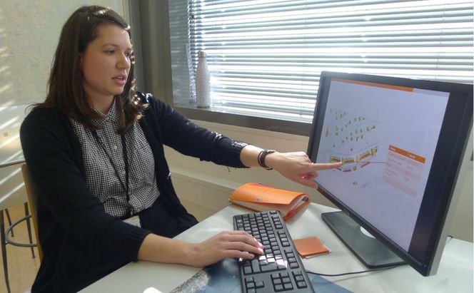 Geodataingeniør Stefanie Adamou i Plan- og bygningsetaten viser hvor stor forskjell i solinnstråling de ulike delene av ett og samme hustak kan ha. Riktig plassering er avgjørende for hvor mye strøm solcellene vil kunne produsere. Foto: Jannicke Nilsen