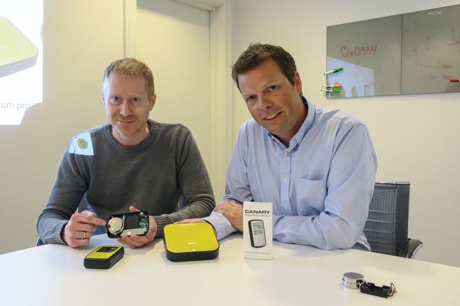 Forsknings- og utviklingssjef i Airthings, Bjørn Sundal (t.v.) og sjefen for selskapet Øyvind Birkenes, med en av selskapets tidligere målere. Foto: Odd Richard Valmot