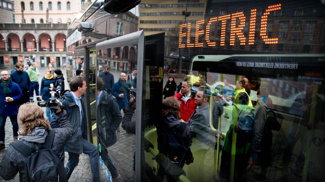 Stor begeistring: En batteribuss i form av ny utslippsfri teknologi innen kollektivtransport samler både politikere, miljøorganisasjoner og oss journalister. Bilde: Eirik Urke