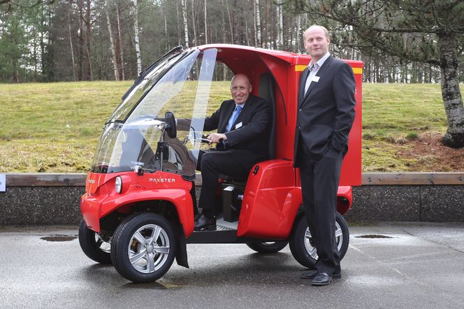 En gledens dag i Sarpsborg: Sjefen for Loyds Industrier, Lasse A. Hansen er godt plasser i sadelen i en Paxster II under ministerbesøket flankert av fabrikksjef Arnstein Klevmoen. Foto: Loyds