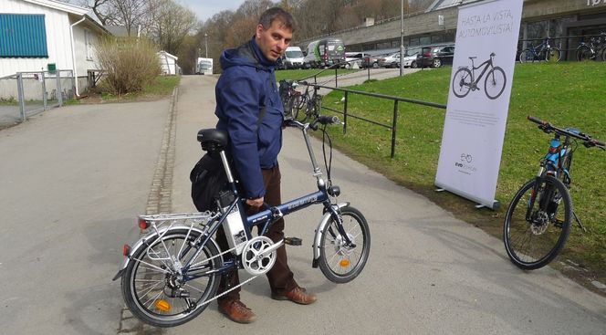 Hannes Neupert, leder av Extra Energy, med Biltemas Yosemite Pedelec Folding. Foto: Jannicke Nilsen